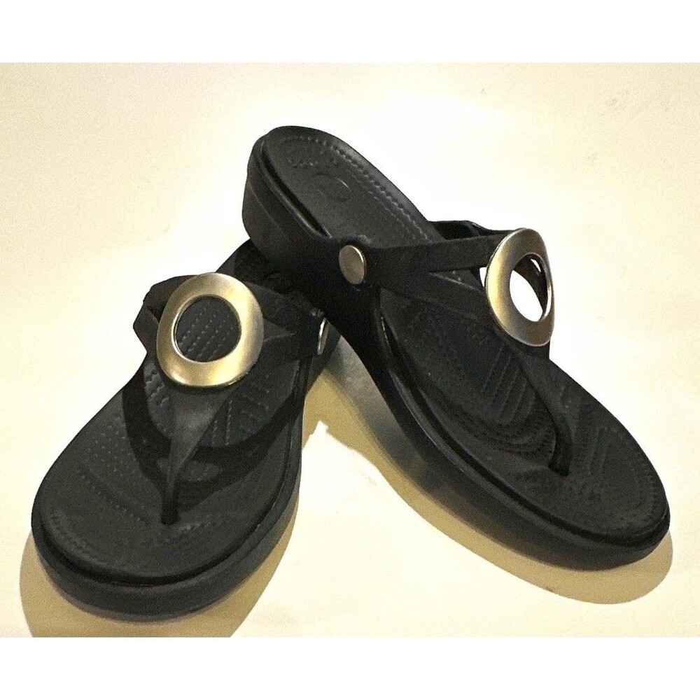 Crocs Sanrah Metal Circle Ring Wedge Sandals Womens Sz 8 Black Thong Flip Flops